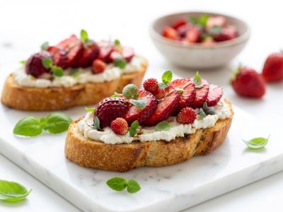 Брускетта с рикоттой и клубникой